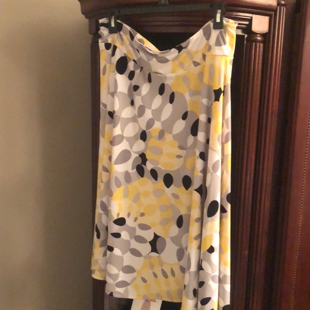 Multi pattern skirt size L only worn a few times